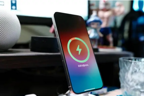 济水街道苹果15换屏服务分享用什么充电器给iPhone15充电更好 